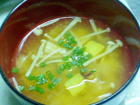 ごま油が香る♪えのきだけとさつまいものお味噌汁